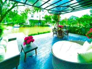 Inside a Floral Paradise: Exploring the Luxurious Villa and Stunning Gardens of a Famous Star - image 5