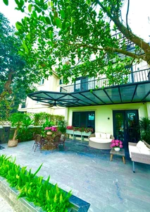 Inside a Floral Paradise: Exploring the Luxurious Villa and Stunning Gardens of a Famous Star - image 8