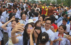 Thanh Hoa Province Celebrates as Lê Xuân Mạnh Wins Road to Mount Olympia 2023 - image 0