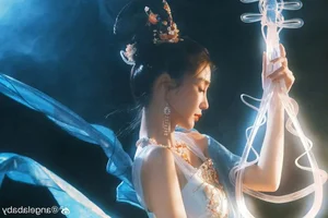 Zhao Wei’s Daughter Huynh Tan Stuns at 13 with Surprising Maturity and Beauty - image 0