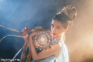 Zhao Wei’s Daughter Huynh Tan Stuns at 13 with Surprising Maturity and Beauty - image 9