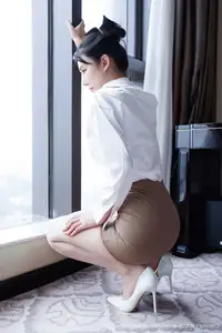 XiuRen No.10543: Yi Yi – Alluring Elegance in Modern Office Style - image 6