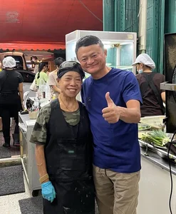 BLACKPINK’s Lisa Causes a Sensation at a Michelin-Starred Restaurant in Bangkok - image 3