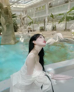 The Art of Casual Allure: Redefining Feminine Silhouettes in Contemporary Public Spaces - image 5