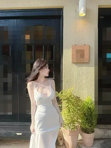 The Art of Casual Allure: Redefining Feminine Silhouettes in Contemporary Public Spaces - image 0