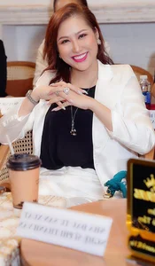 Phi Thanh Van Graceful Red Carpet Move to Avoid Wardrobe Malfunction - image 1