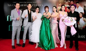 Phi Thanh Van Graceful Red Carpet Move to Avoid Wardrobe Malfunction - image 3