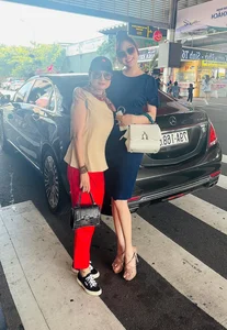Phi Thanh Van Graceful Red Carpet Move to Avoid Wardrobe Malfunction - image 2