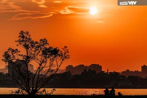 Breathtaking West Lake Sunset: A Peaceful Escape in Hanoi - image 2