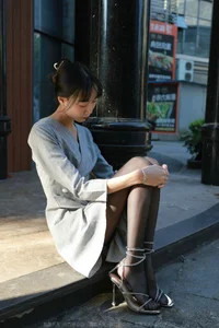 Tuan Tuan Warm Sunshine Black Silk IESS Lifestyle Gallery - image 54