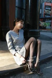 Tuan Tuan Warm Sunshine Black Silk IESS Lifestyle Gallery - image 44