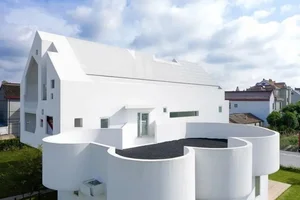 Spectacular 1,000sqm Villa with 77 Windows Designed for Parents - image 6