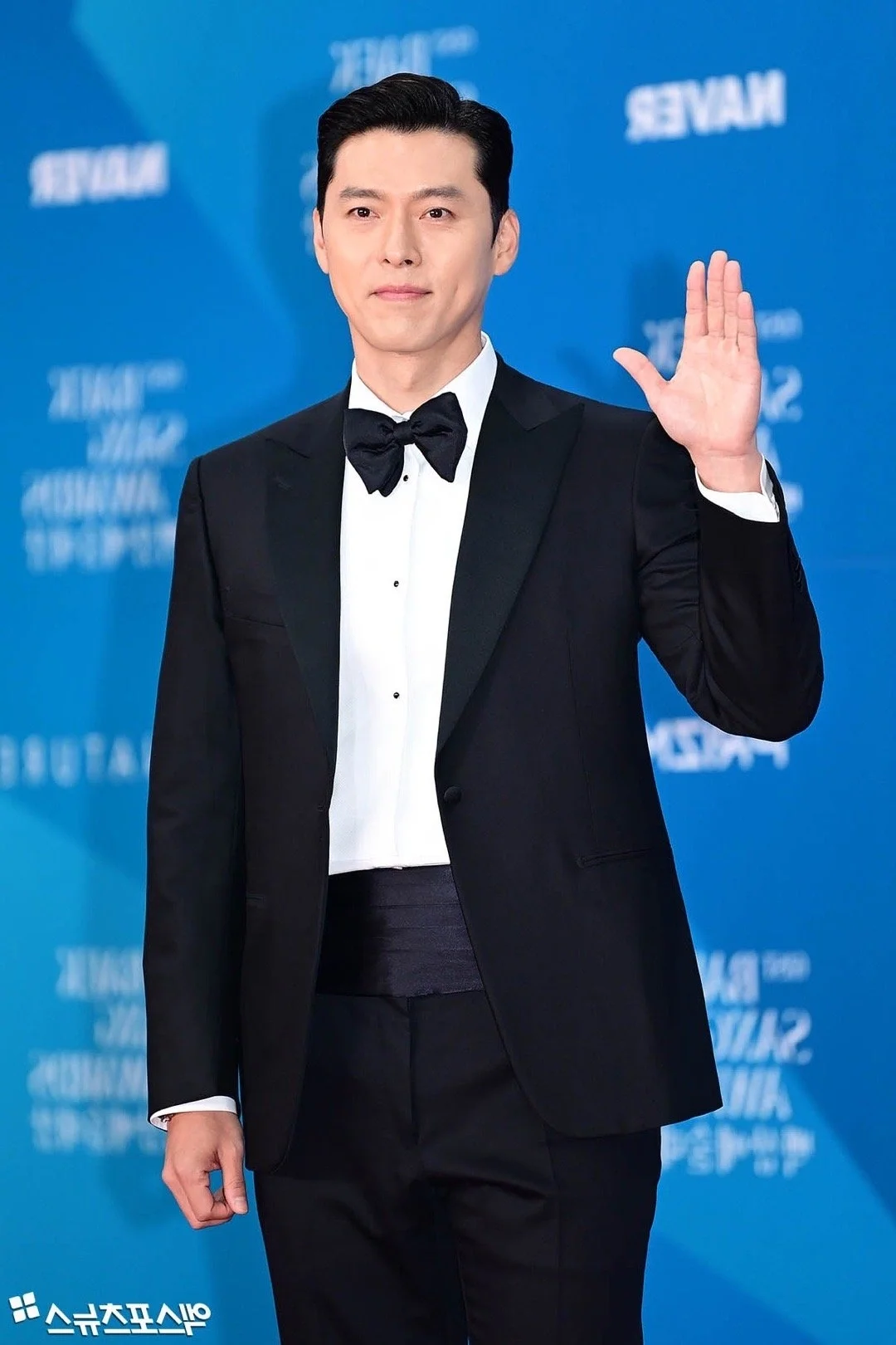 Red Carpet Royalty: Song Hye Kyo and Jang Nara Showcase Timeless Beauty and High Fashion Elegance