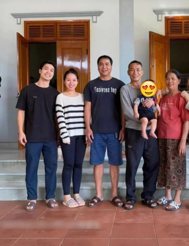 The Natural Beauty of Viên Minh: Công Phượng's Wife in Candid Photos