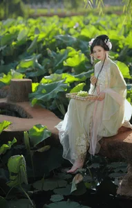 YiTuYu Art Language Vol.4687 Featuring Wu Sui: A Study in Modern Aesthetics - image 2