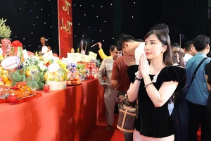 Hanoi Artists Gather for the Traditional Theater Ancestor Worship Ceremony - image 11