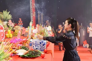 Hanoi Artists Gather for the Traditional Theater Ancestor Worship Ceremony - image 2