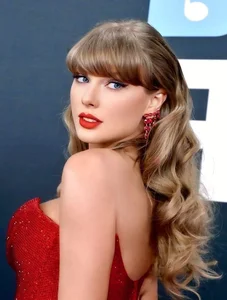 Why Billionaire Taylor Swift Values Love and Family Approval Over Partner's Net Worth - image 3