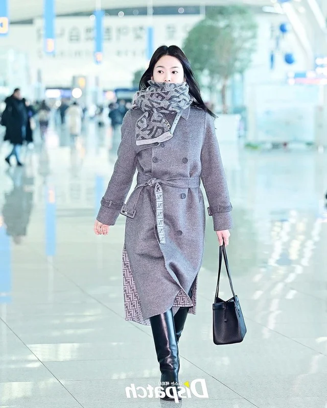 Song Hye Kyo Radiates Youthful Beauty at Airport En Route to Paris