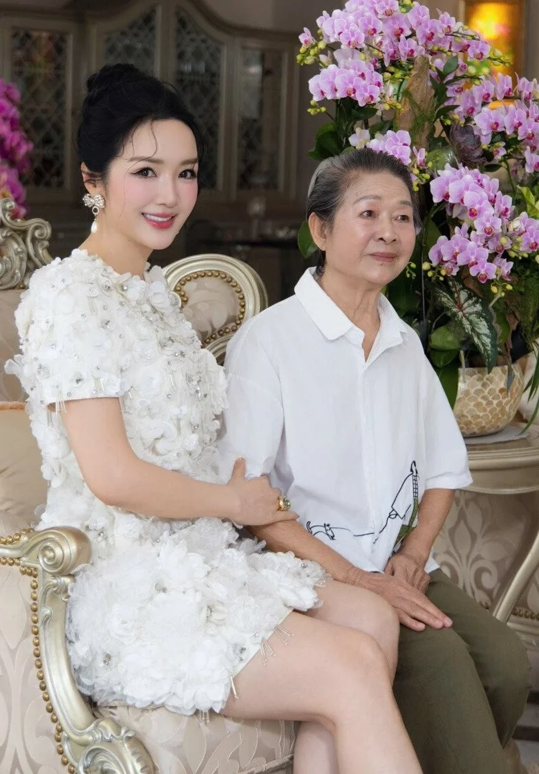 The Beauty Queen Mother Living in a 1,000m2 Luxury Castle