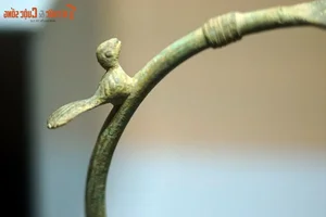 Ancient Artistry: Exploring the Fascinating Bird Imagery on Dong Son Cultural Artifacts - image 9