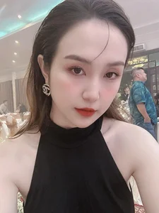 Huong Baby Showcases Elegant Wedding Guest Style While Respecting the Bride’s Spotlight - image 3