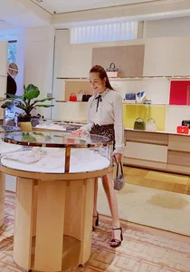 Huong Baby Showcases Elegant Wedding Guest Style While Respecting the Bride’s Spotlight - image 1