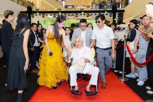 Heartwarming Moment: Ly Hai’s 99-Year-Old Mother Attends Movie Premiere - image 7