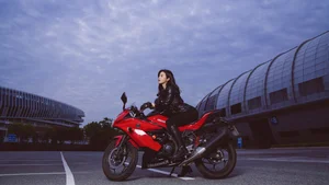 Sweet and Spicy Motorcycle Photoshoot: Fan Miaomiao and Jiner - image 7