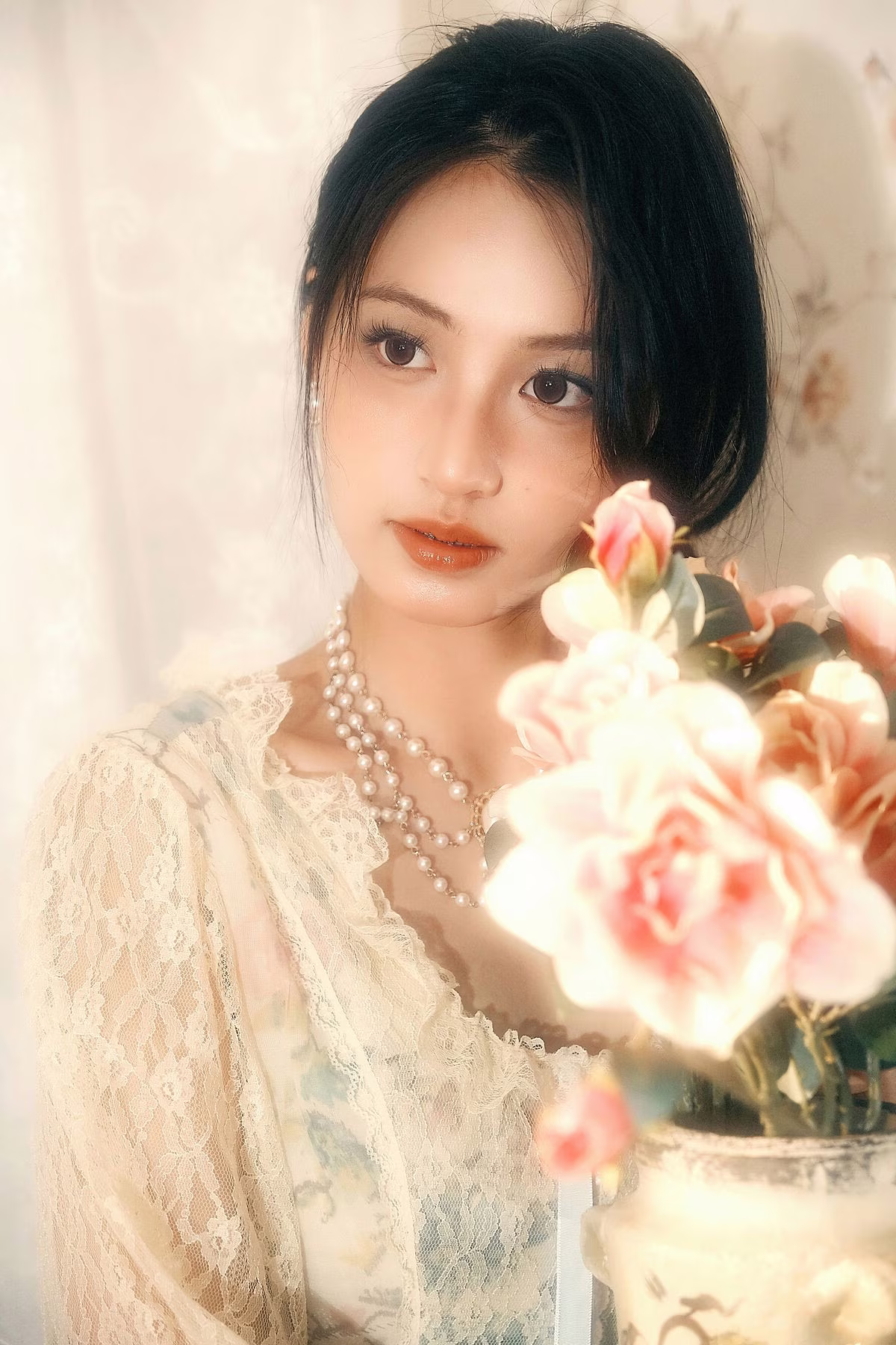 Q Pao Xiao Xuan Vol.8274 Portrait: Elegant, Dreamy Beauty in YiTuYu's Soft Light