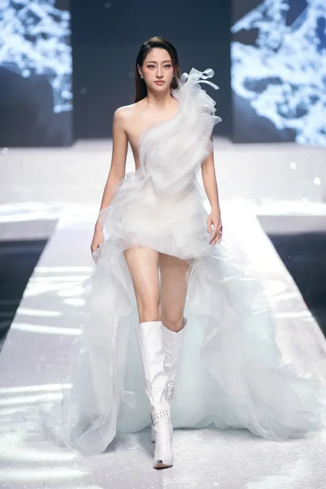 Lương Thùy Linh and Miss World Headline Lê Thanh Hòa’s Spectacular Fashion Show
