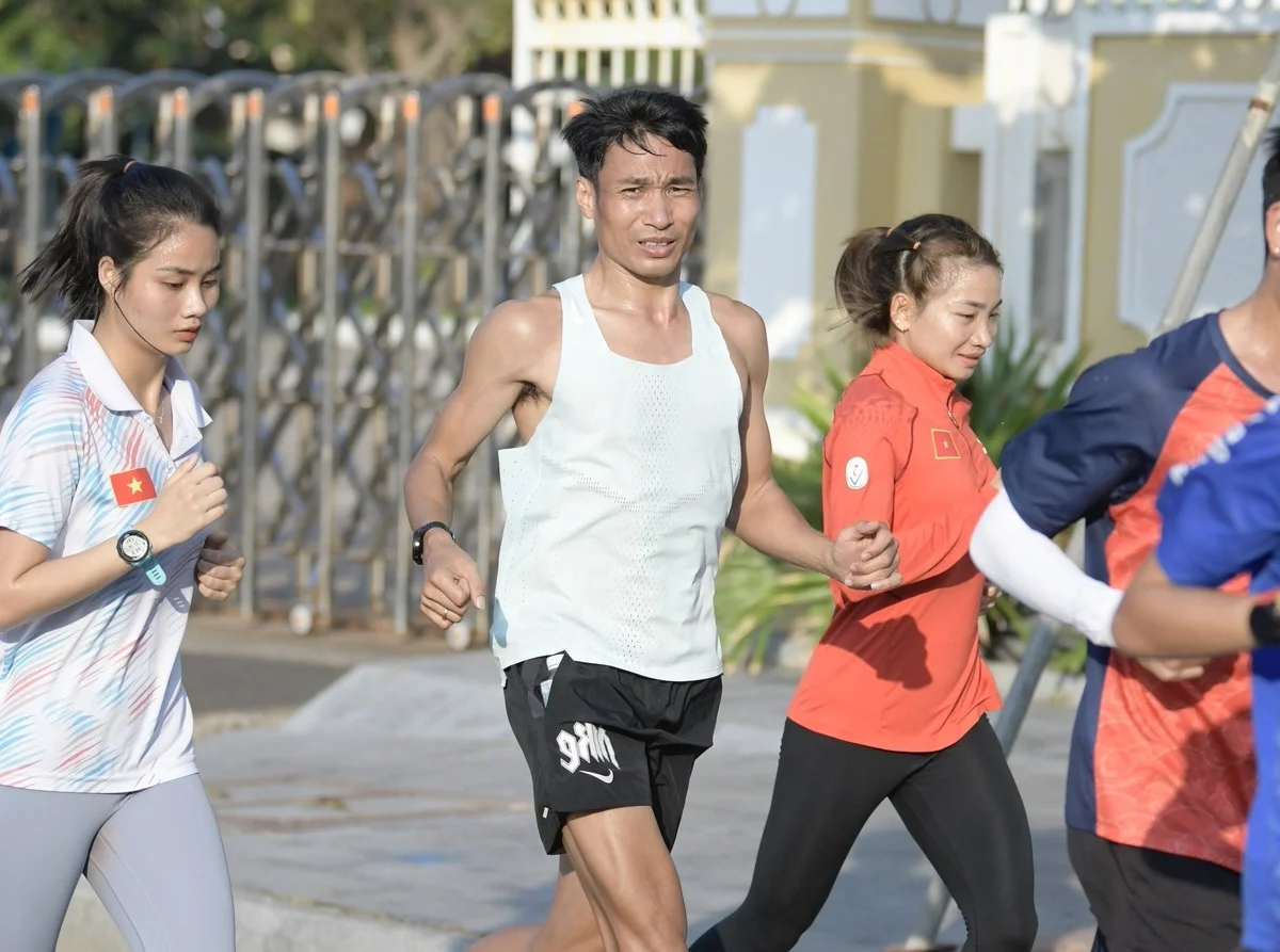 Dàn vận động viên hàng đầu tập luyện gắt gao trước giải Marathon Vô địch Quốc gia