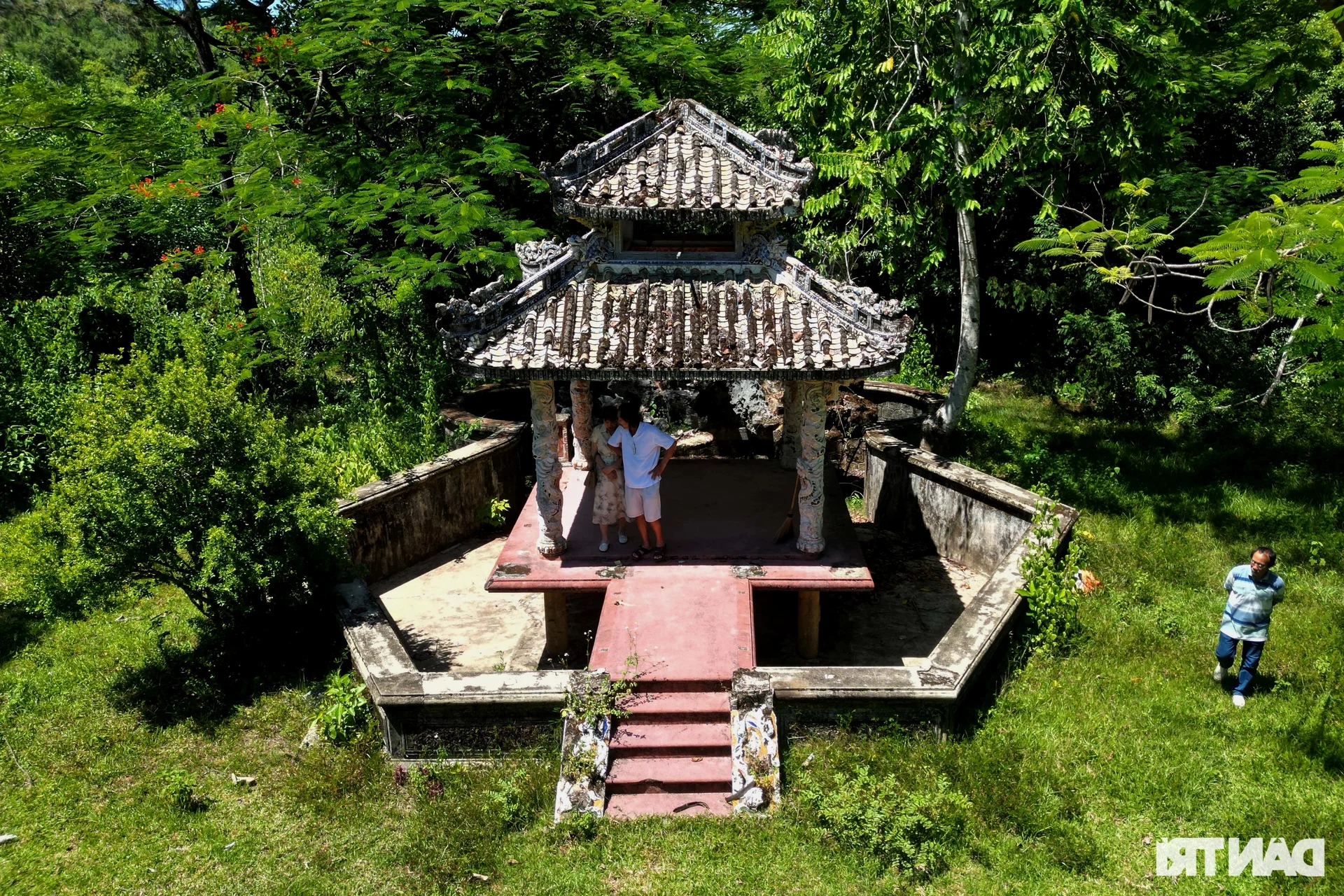 Mysterious Artifacts Discovered Inside the Hidden Forest Villa of Central Vietnam’s Lord