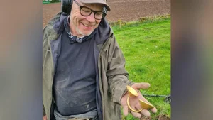 Hobbyist Using Metal Detector Discovers Incredible 3,000-Year-Old Treasure Hoard - image 2