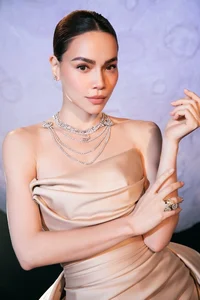 Ho Ngoc Ha and Thanh Hang Meet Thai Star Mai Davika - image 1