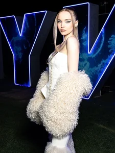 Iconic Celebrity Fashion Trends and Bold Style Statements at Major Global Music Festivals - image 2