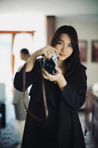 The Captivating Legacy of a Cinema Icon: Exploring the Timeless Beauty and Pure Grace of a Star’s Daughter - image 3