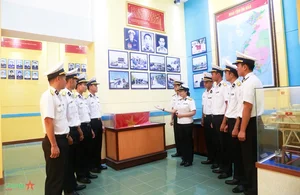 Vietnam Naval Region 4 Celebrates Traditional Day and Remarkable Military Achievements - image 3