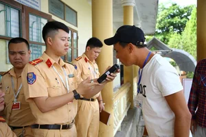 Quang Binh Driving Candidates Surprised by Mandatory Breathalyzer Tests - image 6