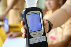 Quang Binh Driving Candidates Surprised by Mandatory Breathalyzer Tests - image 3
