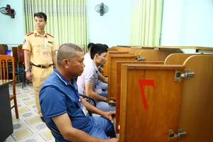 Quang Binh Driving Candidates Surprised by Mandatory Breathalyzer Tests - image 5