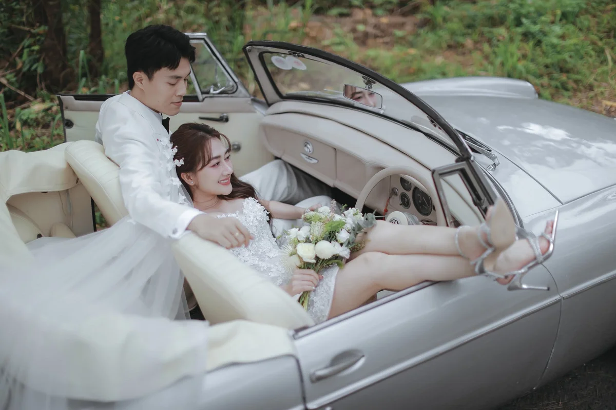 Actress Phuong Lan Shares Romantic Wedding Photos with Her Younger Partner