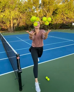 Maria Sharapova Stuns Fans with Spectacular Tennis Court Return - image 4