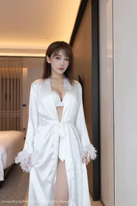 Elegant Muse: Lu Xuan Xuan Captures Modern Sophistication - image 2