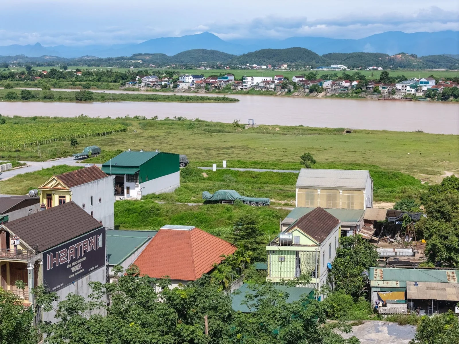 1gian House: A Rustic Red-Tile Retreat by the River in Nghe An
