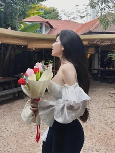 Saigon Top Hot Girl Dazzles in Daring Low-Cut Fashion Outfits - image 5
