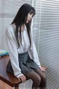 Tuan Tuan Showcases Elegant Style in Long Legs Pleated Skirt Series - image 53