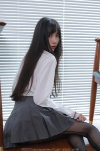 Tuan Tuan Showcases Elegant Style in Long Legs Pleated Skirt Series - image 39