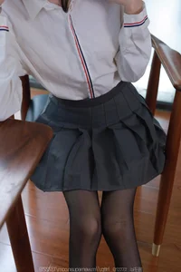 Tuan Tuan Showcases Elegant Style in Long Legs Pleated Skirt Series - image 4
