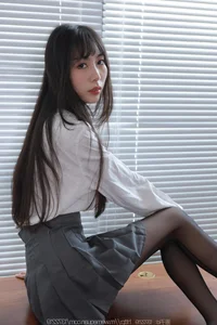 Tuan Tuan Showcases Elegant Style in Long Legs Pleated Skirt Series - image 6